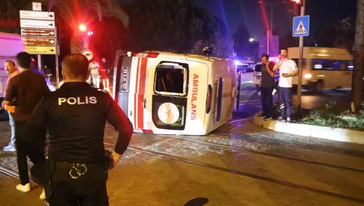 Tramvay Ambulansa Çarptı: 4 Yaralı