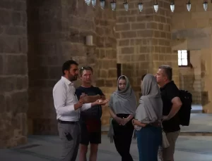 Turistlere Camiyi Anlatıyor