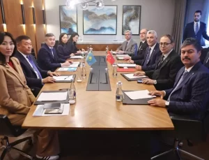 Türk Bakan Kırgızistan’da Kazak Mevkidaşı ile Görüştü