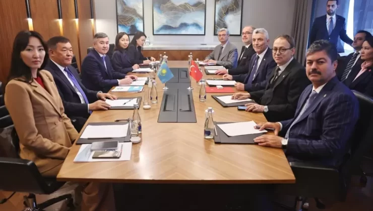 Türk Bakan Kırgızistan’da Kazak Mevkidaşı ile Görüştü