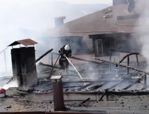 Ünye’de Çatı Yangını: İki Daire Kullanılamaz Hale Geldi