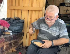 Usta Ayakkabıcı, Deprem Sonrası Kulübede Çalışıyor