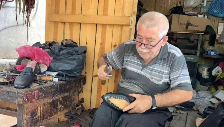 Usta Ayakkabıcı, Deprem Sonrası Kulübede Çalışıyor