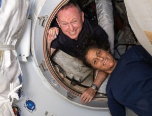 Uzayda mahsur kalan 2 astronot Dünya’ya dönmeyi bekliyor