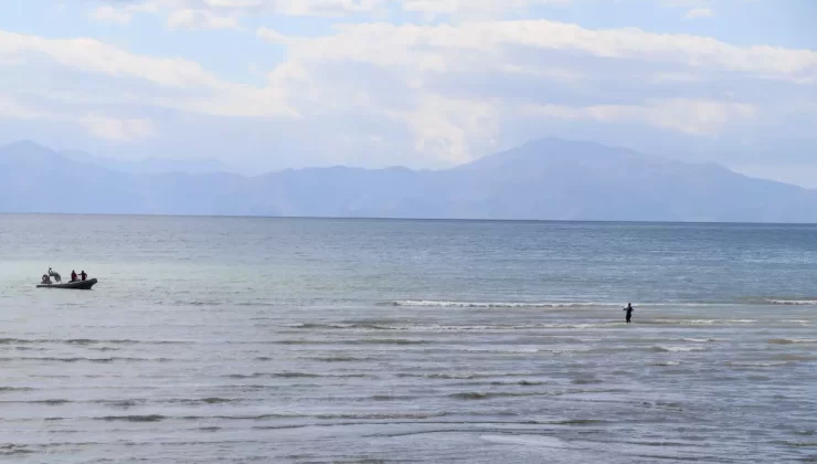 Van Gölü’nde kaybolan üniversite öğrencisi arama çalışmaları sürüyor