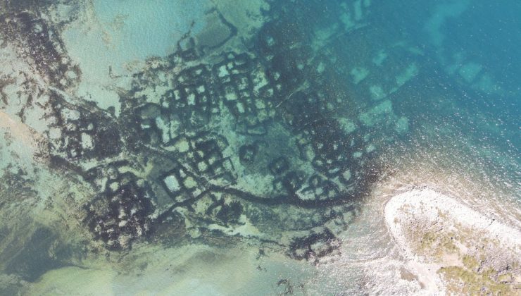 Van Gölü’nde sular çekildi, sahil kenti ortaya çıktı!