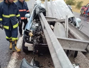 Van’da Bariyere Çarpan Araçta Sürücü Yaralandı