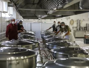 Van’da öğretmenevi mutfağında hazırlanan yemekler öğrencilere ulaştırılıyor
