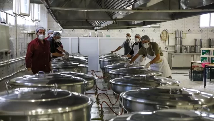 Van’da öğretmenevi mutfağında hazırlanan yemekler öğrencilere ulaştırılıyor