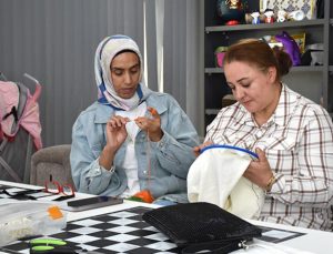 Van’da özel gereksinimli öğrencilerin okulunda anneleri de meslek öğreniyor