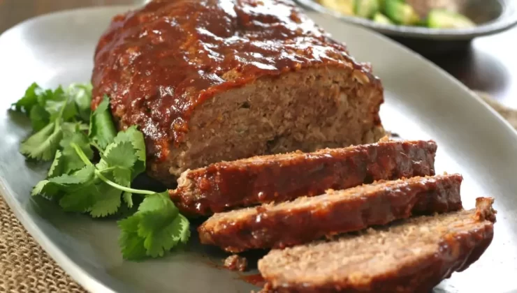 Vatandaşa domuz eti yediren firmadan din, devlet ve bayraklı savunma