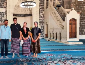 Yabancı Turistler Ulu Cami’de Etek Giydi