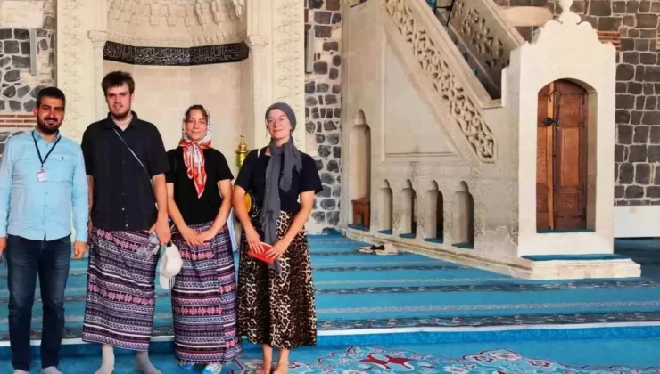 Yabancı Turistler Ulu Cami’de Etek Giydi