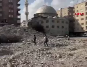 Yıkım Sırasında Bina Üzerine Devrildi