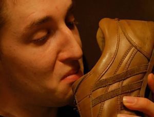 Yunanistan’da komşusunun ayakkabılarını koklayan şahsa hapis cezası