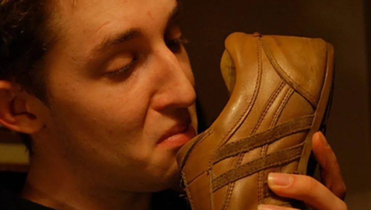 Yunanistan’da komşusunun ayakkabılarını koklayan şahsa hapis cezası