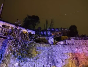 Zonguldak’ta Tır Devrildi, Sürücü Hayatını Kaybetti