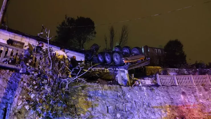 Zonguldak’ta Tır Devrildi, Sürücü Hayatını Kaybetti