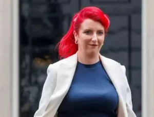 11 yıl önce dolandırıcılıktan hüküm giydiği ortaya çıkan bakan istifa etti