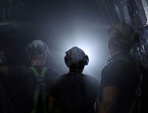 4 bin işçi aç ve susuz madene hapsedildi: “Onları dumanla dışarı çıkaracağız”