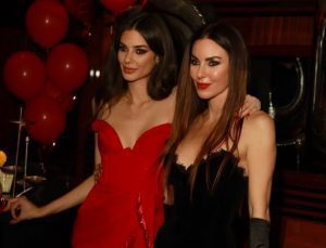 52 yaşında olduğuna inanmak zor! Defne Samyeli süper mini giydi