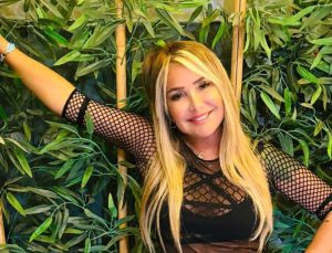 61’lik Yonca Evcimik’in Antalya tarzı şaşırttı! Kıyafetine yorum yağdı