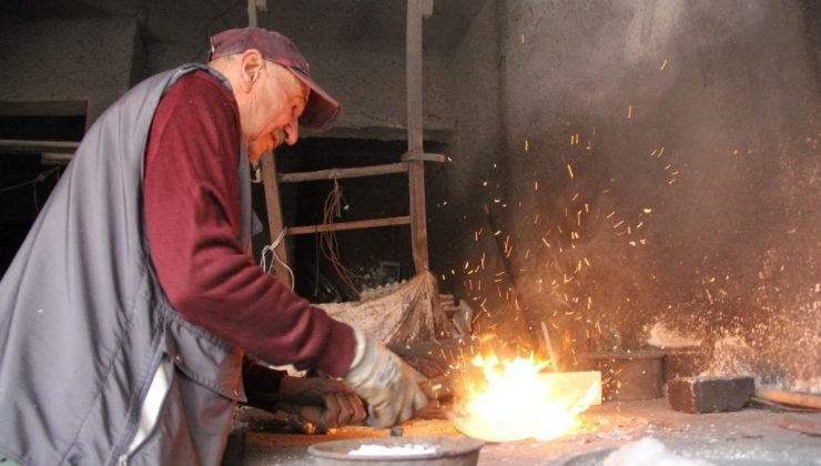 76 yaşında ama her gün dükkanını açıyor: “Eskiden çok popülerdi, biz öldükten sonra meslek bitecek”