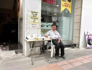 90 yaşındaki adam, 70 yıldır plak ve CD satarak mesai yapıyor