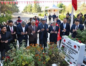 Abdulkadir Uraloğlu 15 Temmuz kahramanı Ömer Halisdemir’in kabrini ziyaret etti