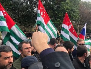 Abhazya’da parlamentoya girmeye çalışan protestoculara müdahale