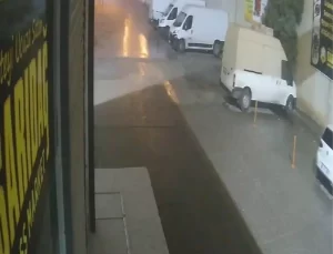 Adana’da Fırtına Aracın Üzerine Korkuluk ve Reklam Panosu Düşürdü