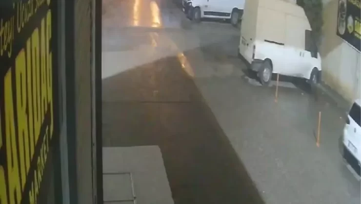 Adana’da Fırtına Aracın Üzerine Korkuluk ve Reklam Panosu Düşürdü