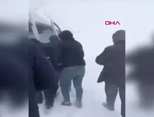 Adana’da Kara Saplanan Minibüsteki 12 Maden İşçisi Mahsur Kaldı