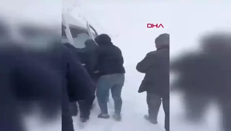 Adana’da Kara Saplanan Minibüsteki 12 Maden İşçisi Mahsur Kaldı