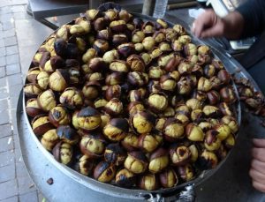 Adana’da kışın vazgeçilmez tatlarından kestane tezgahlarda yerini aldı