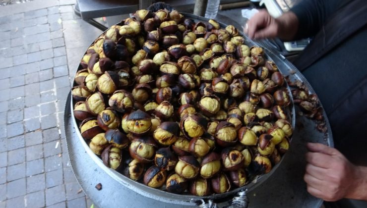 Adana’da kışın vazgeçilmez tatlarından kestane tezgahlarda yerini aldı