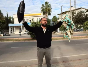 Adana’da Muhtar, Kapatılan PTT Şubesinin Açılması İçin Eylem Yapıyor