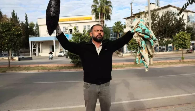 Adana’da Muhtar, Kapatılan PTT Şubesinin Açılması İçin Eylem Yapıyor