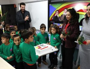 Adana’da öğrencilerden, fedakar öğretmenlere sürpriz