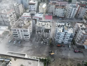 Adana’da Orta Hasarlı Binaların Yıkımı Devam Ediyor