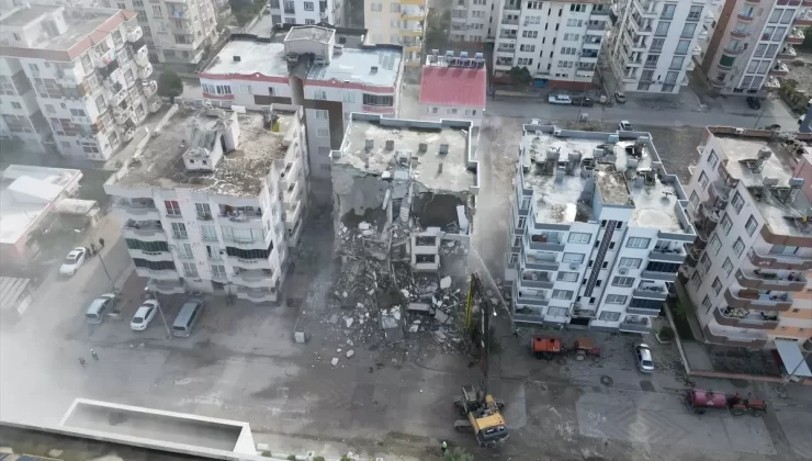 Adana’da Orta Hasarlı Binaların Yıkımı Devam Ediyor