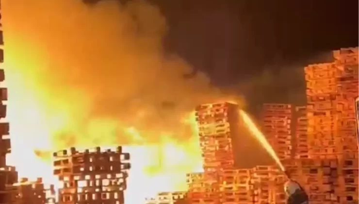 Adana’da Palet İmalathanesinde Yangın Çıktı