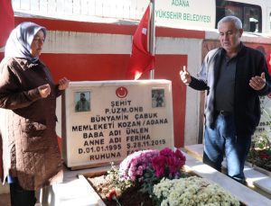 Adana’da şehit babası oğlunun kabrinin başından bir gün olsun ayrılmıyor