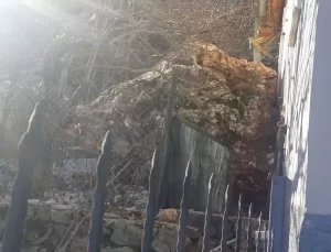 Adana’da Yamaçtan Kaya Düşmesi