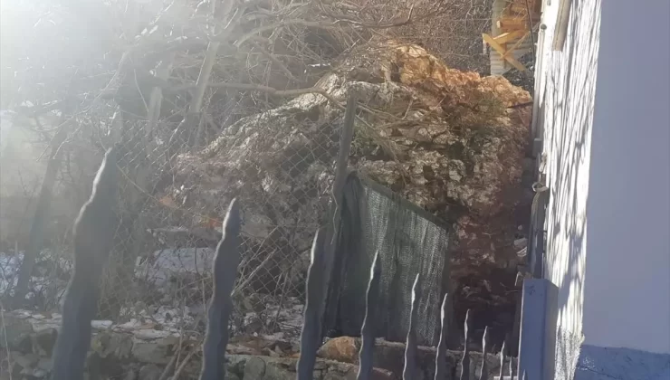 Adana’da Yamaçtan Kaya Düşmesi