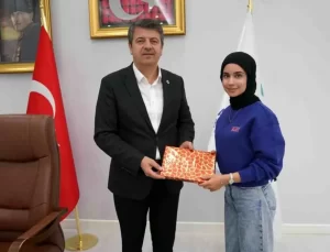 Adıyaman Belediye Başkanı Koltuğunu LGS Birincisi Zeynep Rana’ya Devretti