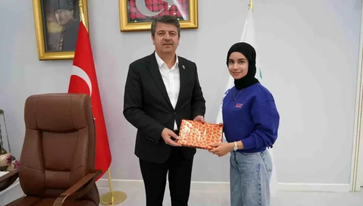 Adıyaman Belediye Başkanı Koltuğunu LGS Birincisi Zeynep Rana’ya Devretti