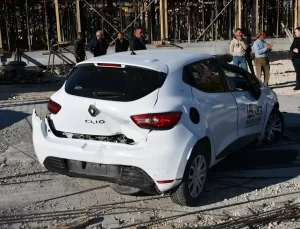 Adıyaman’da iki otomobilin çarpıştığı kazada 2 kişi yaralandı