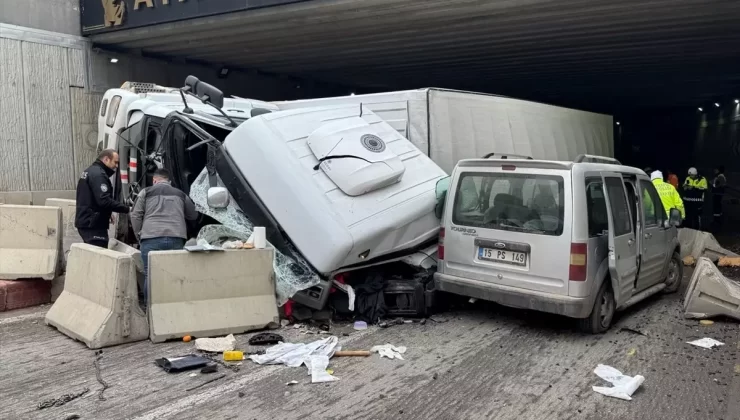 Afyonkarahisar’da Kamyon Devrildi, Sürücü Yaralandı