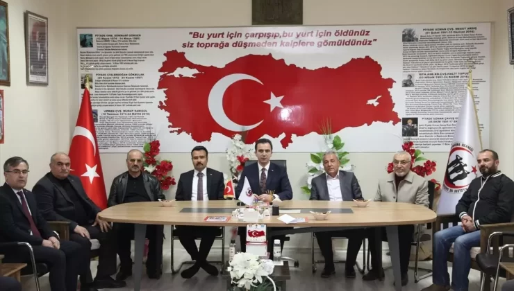 Ahlatlı şehitler, kabirleri başında anıldı